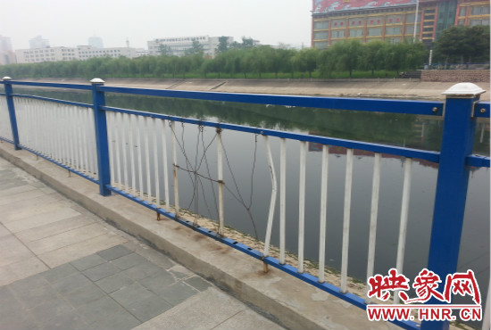 公園內(nèi)多個護(hù)欄中間的鋼筋條不翼而飛，僅僅是用幾根細(xì)細(xì)鐵絲纏住。