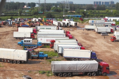 抓賭前，處警民警就藏身在這些廂式貨車內(nèi)。