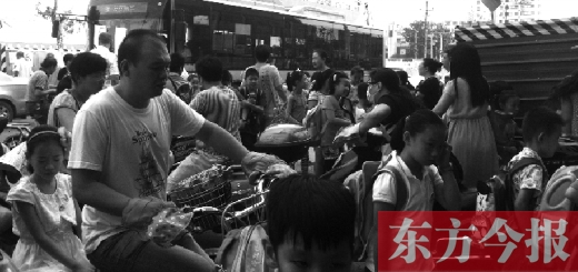 9月4日下午，文化路一小附近，大批陪讀家長接孩子。