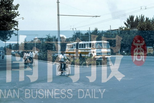 1983年的建設(shè)路，已經(jīng)有了電車