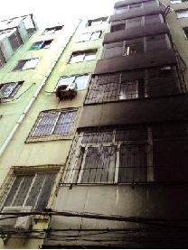 鄭州小區(qū)業(yè)主私拉充電線引火災(zāi) 毀4輛電動(dòng)車(chē)熏黑7層樓 鄭州小區(qū)業(yè)主私拉充電線引火災(zāi) 毀4輛電動(dòng)車(chē)熏黑7層樓