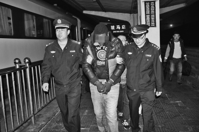 跨國電信詐騙案中負責在中國“取錢”的外籍騙子在沈陽落網(wǎng)后被押解回駐馬店 跨國電信詐騙案中負責在中國“取錢”的外籍騙子在沈陽落網(wǎng)后被押解回駐馬店