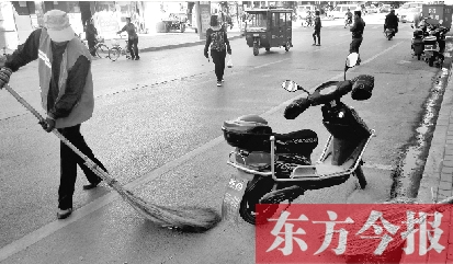 昨日，鄭州市中州大道上，穿梭于車流中上崗的環(huán)衛(wèi)工