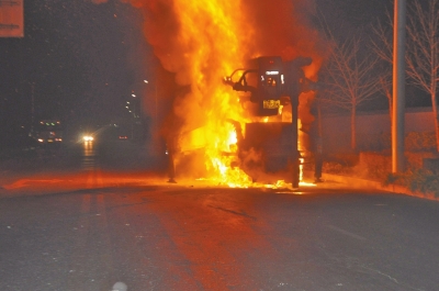 火勢異常兇猛,消防官兵都無法靠近。