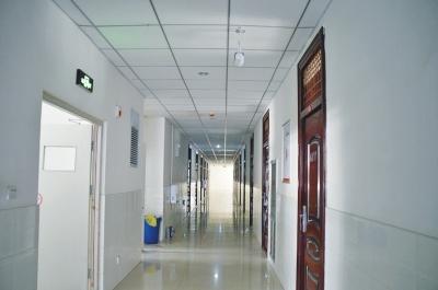 像這樣的攝像頭，宿舍樓里每層安裝了7個(gè)。