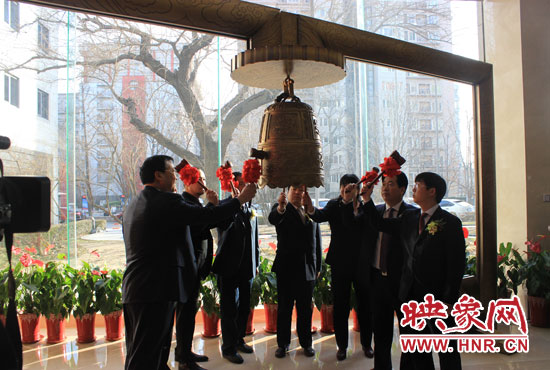 1月7日，在全國(guó)股份轉(zhuǎn)讓系統(tǒng)（即新三板），伴隨著開(kāi)市寶鐘的敲響，山水園林股份有限公司正式登陸新三板。