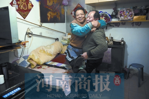 2015年1月15日，老鄰居抱起180斤重的高新海去坐三輪車，準(zhǔn)備出去轉(zhuǎn)轉(zhuǎn)