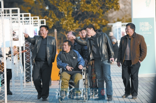 2009年9月15日，老鄰居們陪高新海游綠城廣場(chǎng) 井勇/供圖