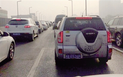 早高峰隴海高架橋從秦嶺路開始，一直向東都已經(jīng)堵成停車場(chǎng)了。 直播369 圖