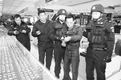 犯罪嫌疑人孫某到商場指認(rèn)作案現(xiàn)場 犯罪嫌疑人孫某到商場指認(rèn)作案現(xiàn)場