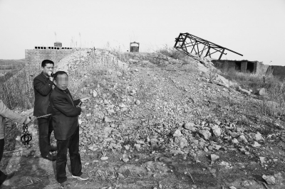 犯罪嫌疑人張保生指認(rèn)拋尸現(xiàn)場(chǎng) 犯罪嫌疑人張保生指認(rèn)拋尸現(xiàn)場(chǎng)