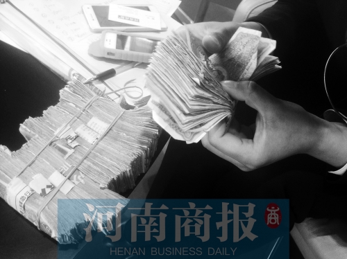 一名店員點了快一個小時，只點了一小部分零錢