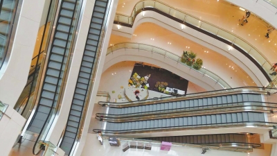 記者趕到現(xiàn)場(chǎng)時(shí)看到，墜樓女子面部朝下，上身穿粉紅色長(zhǎng)袖上衣，下身穿黑色長(zhǎng)褲，腳上沒(méi)有鞋。