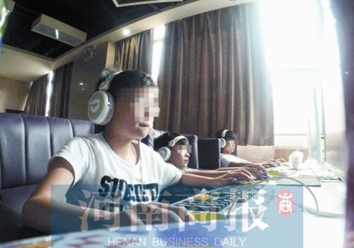 這家名為優(yōu)客體育競(jìng)技俱樂部的店內(nèi)，有許多未成年人在上網(wǎng)玩游戲