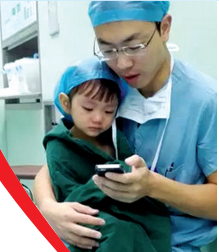 對于網友的點贊，石醫(yī)生說，是孩子太可愛了，所以照片才得到這么多贊美。圖片來自網絡。