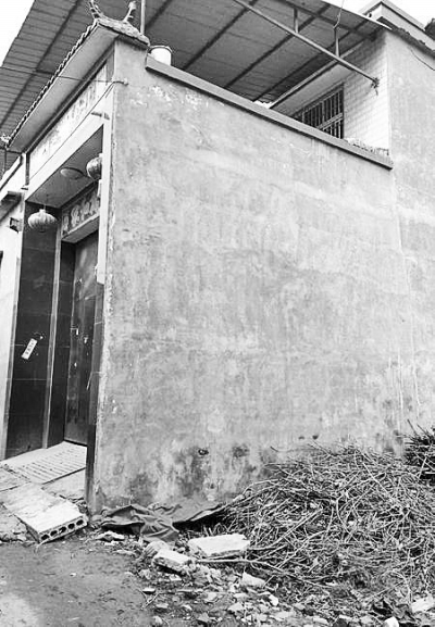 李曉陽(yáng)跳下來的位置位于家里的二樓平臺(tái)上，距離地面五六米高。