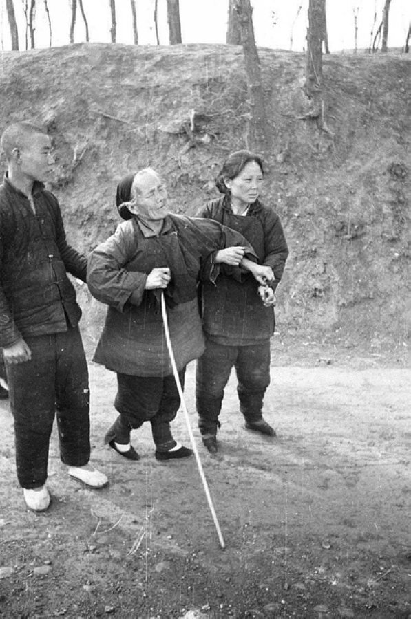 災(zāi)民，看到左側(cè)年輕人的白鞋，應(yīng)該是剛死去親人