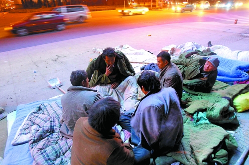 寒風(fēng)里，他們以打牌來(lái)打發(fā)枯燥的生活。