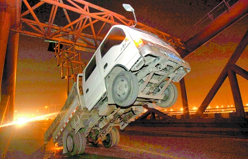 　車上升降機的工作臺被卡，車身前部高高翹起。