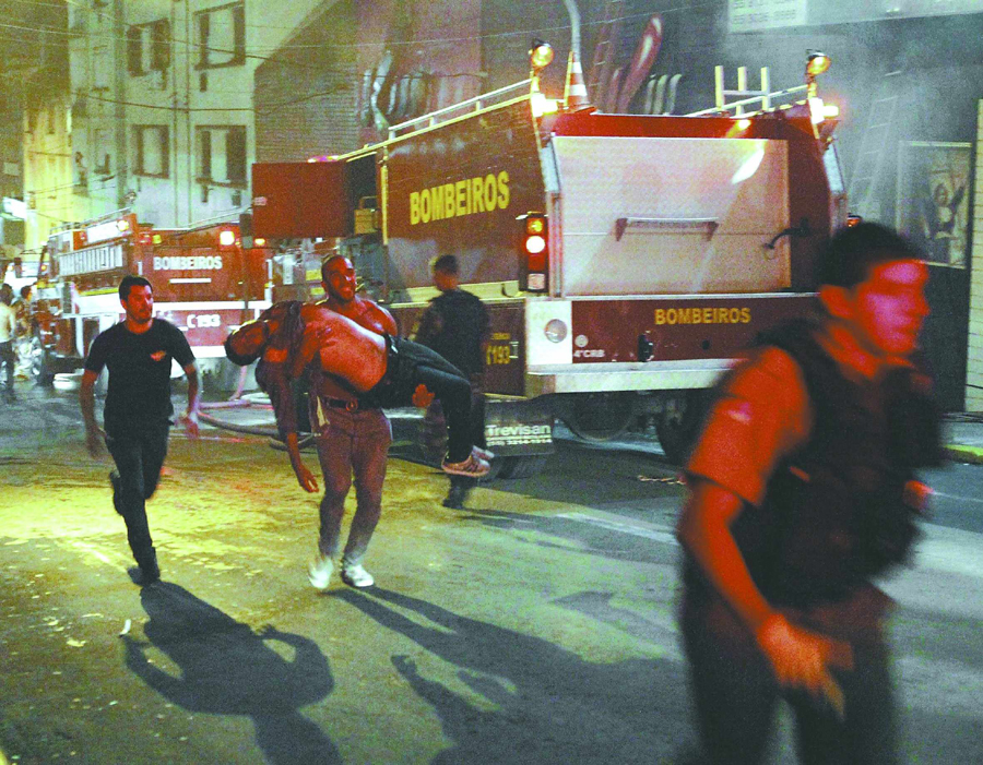巴西夜總會(huì)大火致200多人死亡 巴西夜總會(huì)大火致200多人死亡