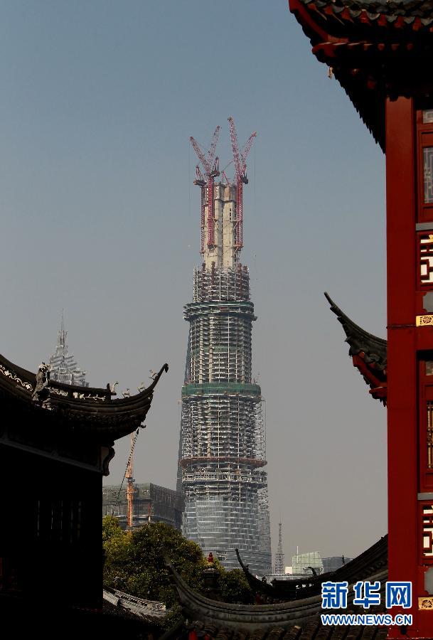 在上海豫園遠眺在建的國內第一高樓“上海中心”（4月11日攝）。