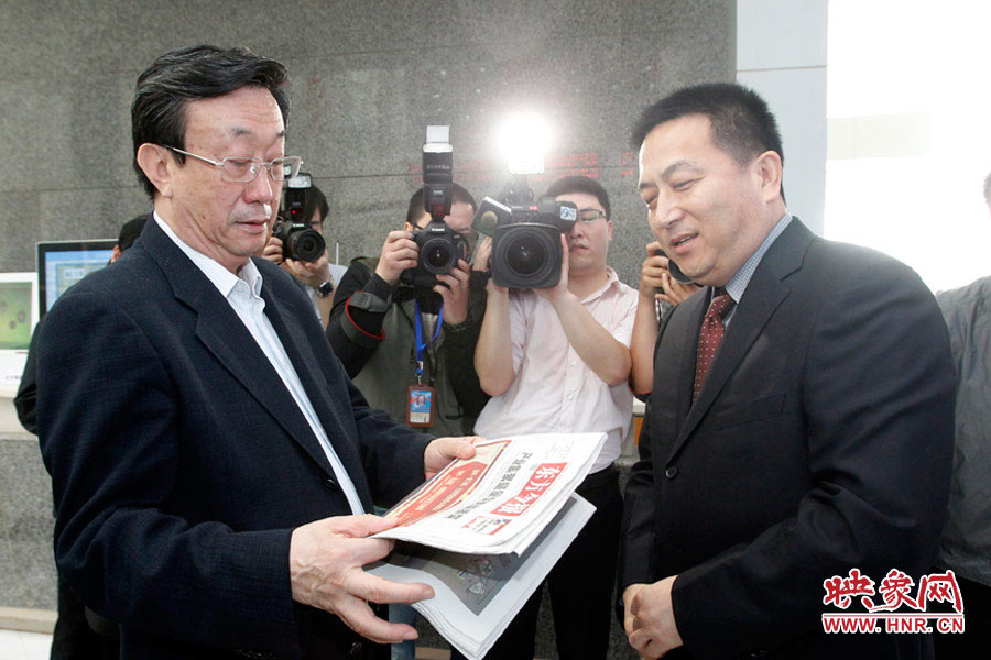 東方今報報社社長趙國平向河南省委書記、省人大常委會主任郭庚茂匯報東方今報的內(nèi)容、發(fā)行等情況 東方今報