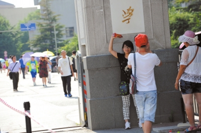 不愿排隊(duì)等待的游客只在門前留影。