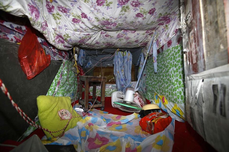 今年地窖挖成。6月12日22時左右，陳小龍在嘉興市經(jīng)濟技術開發(fā)區(qū)(國際商務區(qū))玉都豪匯KTV門口，以拉客為由，將18歲安徽女孩郭某，用三輪電動車載到僻靜處，以水果刀、電棍威脅，將她雙手雙腳綁住，嘴巴封住。強行帶到出租屋地窖內(nèi)，用鎖鏈鎖住。期間，陳小龍多次強奸女孩。