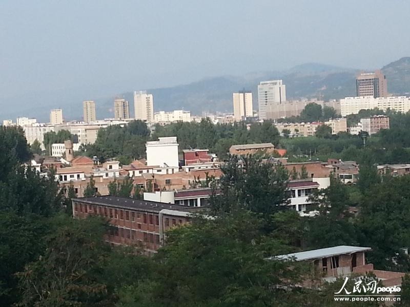 圖為盧氏縣委的土坯辦公房在高樓林立的縣城很不起眼。圖片來源：人民網(wǎng)