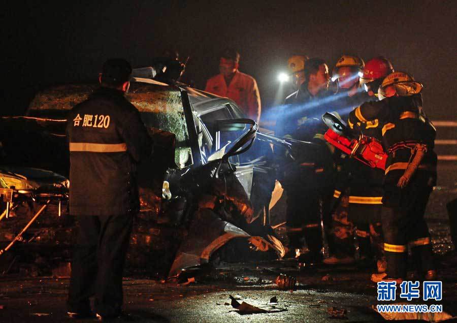 2013年1月9日，合肥，事故現(xiàn)場(chǎng)，兩輛受損車(chē)輛已經(jīng)全部變形