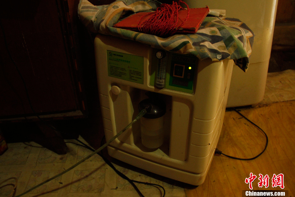 父母為癱瘓兒子自制呼吸機 手捏呼吸球5年不輟