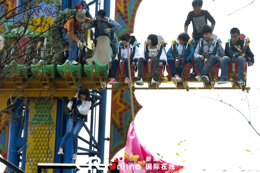 合肥一游樂場"跳樓機"輔助繩斷裂 11名游客被困半空 合肥一游樂場"跳樓機"輔助繩斷裂 11名游客被困半空