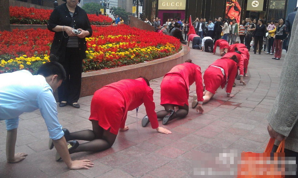 重慶一公司命員工爬行 稱(chēng)為挑戰(zhàn)壓力