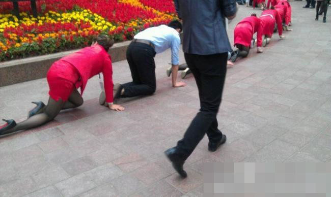 重慶一公司命員工爬行 稱(chēng)為挑戰(zhàn)壓力