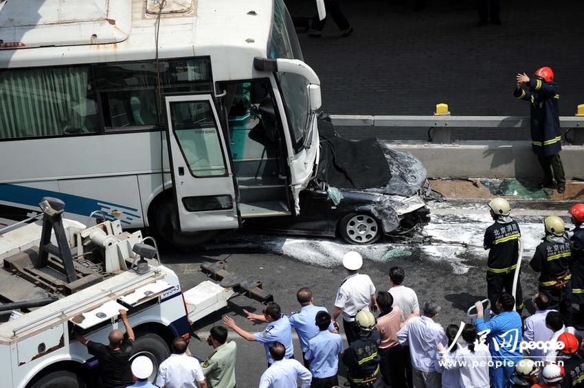 北京大客車追尾碾壓奧迪司機(jī)被困車中。