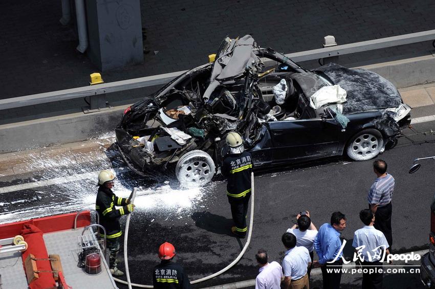 北京大客車追尾碾壓奧迪司機(jī)被困車中。