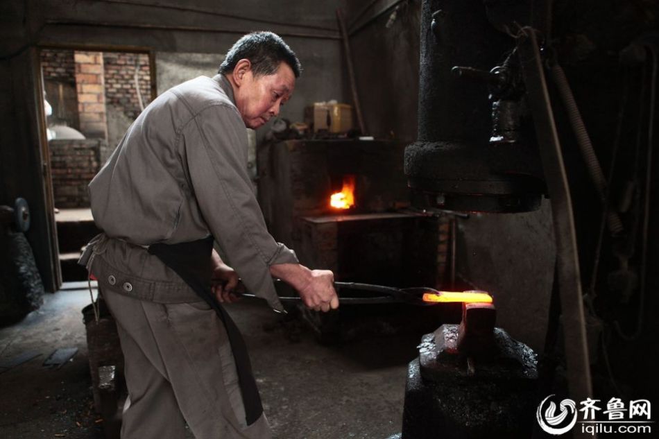 實(shí)拍最后的打鐵匠 一把手工菜刀賺六塊錢 實(shí)拍最后的打鐵匠 一把手工菜刀賺六塊錢