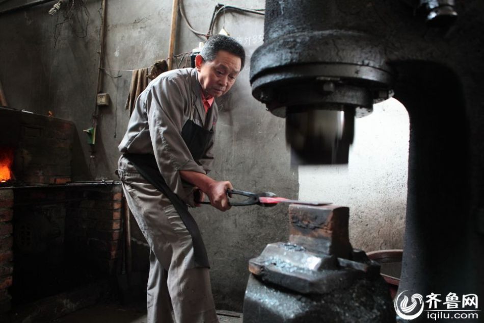 實(shí)拍最后的打鐵匠 一把手工菜刀賺六塊錢 實(shí)拍最后的打鐵匠 一把手工菜刀賺六塊錢