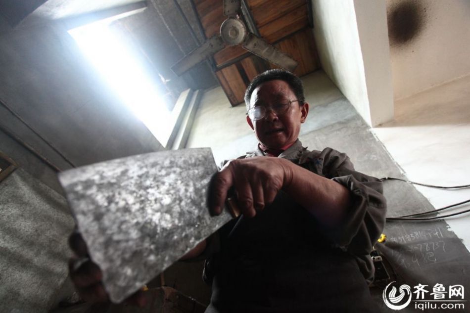 實(shí)拍最后的打鐵匠 一把手工菜刀賺六塊錢 實(shí)拍最后的打鐵匠 一把手工菜刀賺六塊錢