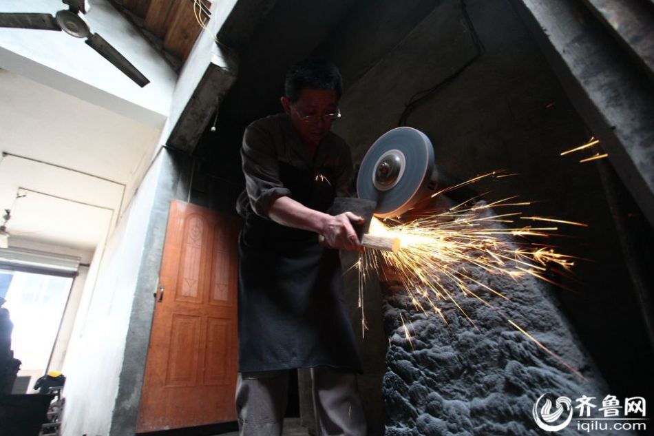 實(shí)拍最后的打鐵匠 一把手工菜刀賺六塊錢 實(shí)拍最后的打鐵匠 一把手工菜刀賺六塊錢