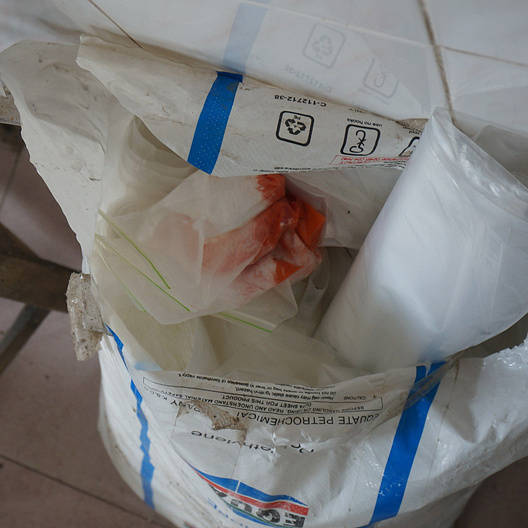 假劣“紅?！卑父嫫? title=