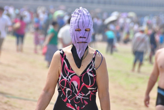 2013年7月3日，山東青島青島高溫來(lái)襲，“青島大媽”不懼滸苔，戴著“強(qiáng)盜面具”出現(xiàn)在海水浴場(chǎng)消暑降