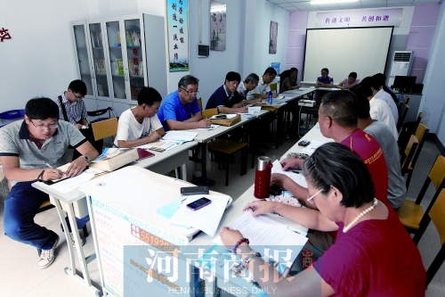 消費者代表和旁聽人員走進社區(qū)，聽取市民關(guān)于鄭州地鐵的意見和建議