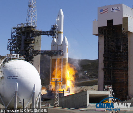 地時(shí)間2013年8月28日,在美國(guó)加州范登堡空軍基地,美國(guó)最大的“德爾塔IV”型重型火箭發(fā)射升空,將一顆機(jī)密間諜衛(wèi)星送入太空。