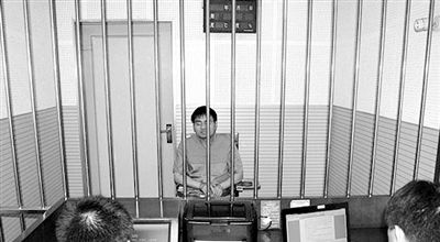 警方審訊犯罪嫌疑人“秦火火”。