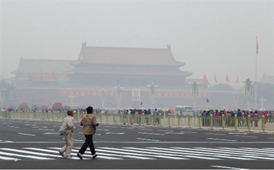 9月29日，游客行走在天安門(mén)廣場(chǎng)西側(cè)路上，當(dāng)日霧霾嚴(yán)重。