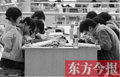 專家認(rèn)為，內(nèi)地高校對(duì)學(xué)生創(chuàng)造性、自主性的培養(yǎng)不及港校