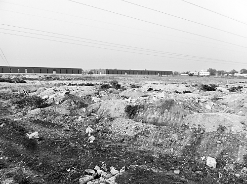 兩年半時間里，空曠的院子里，只有北側(cè)建成了兩棟空空的廠房。