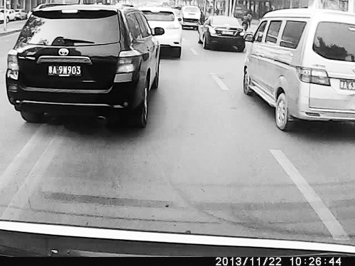 這輛黑色車輛不避讓執(zhí)行緊急任務的救護車，并壓著雙黃線變更車道。唐韜/圖