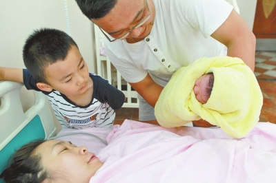 一家四口其樂融融，但二孩證卻讓男主人操心。